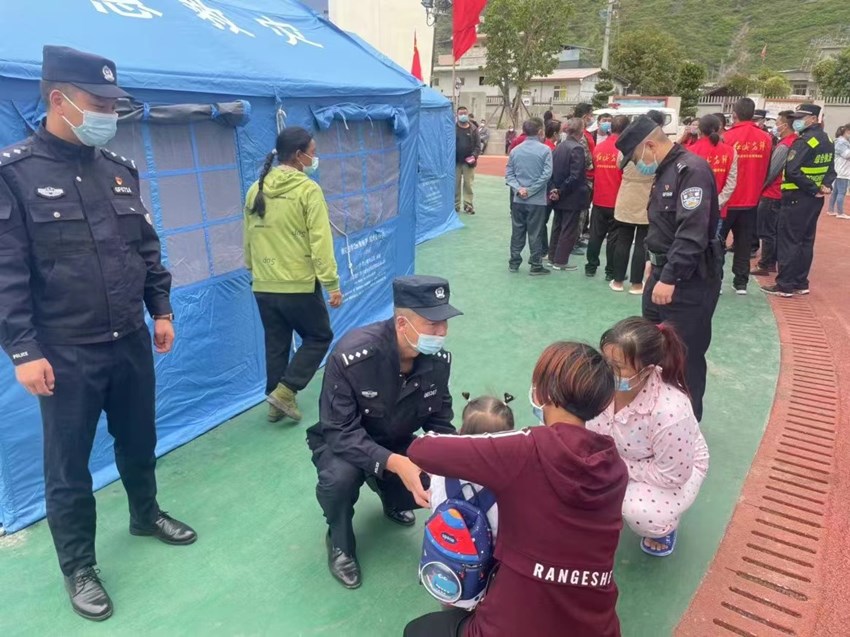 安置點民警幫助群眾解決困難。四川公安供圖