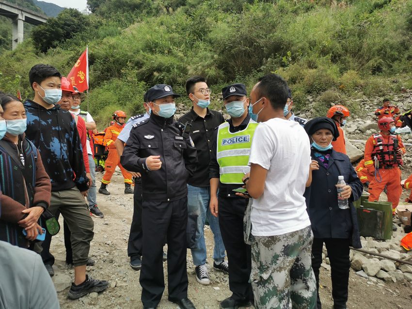 四川公安持續在震中區域開展抗震救災。四川公安供圖