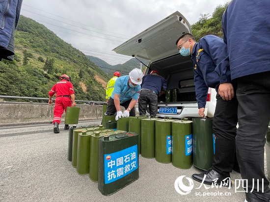 送油小分隊為救災現場的沖鋒舟、摩托艇等設備送油。李悅攝