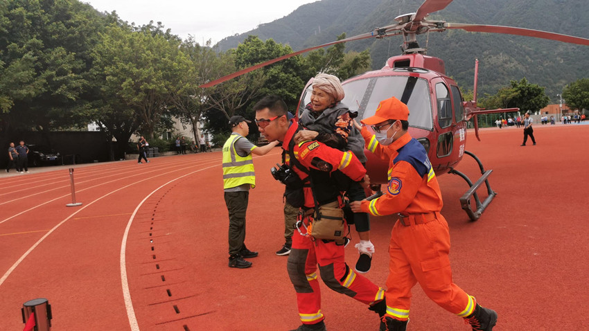 9月6日，飛鷹航空救援隊將老人轉移到安全地帶。四川省消防救援總隊供圖