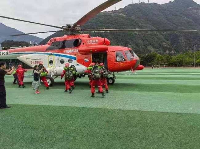 救援隊伍向石棉縣草科鄉空運物資。四川省應急管理廳供圖 