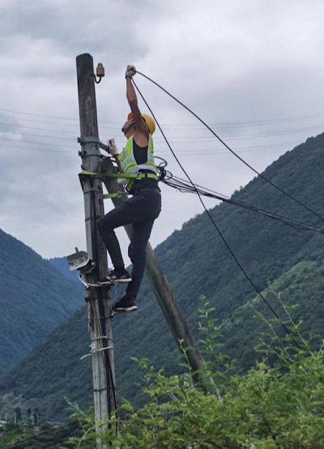 通信搶修。中國電信四川公司供圖