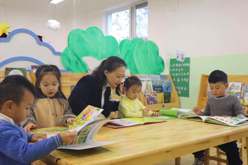 園長劉春和孩子們。幼兒園供圖