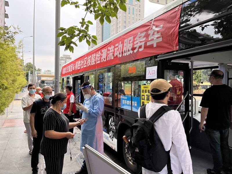 核酸檢測流動服務車載送核酸采樣員開展“流動式”“掃街式”核酸檢測服務。成都市國資委供圖