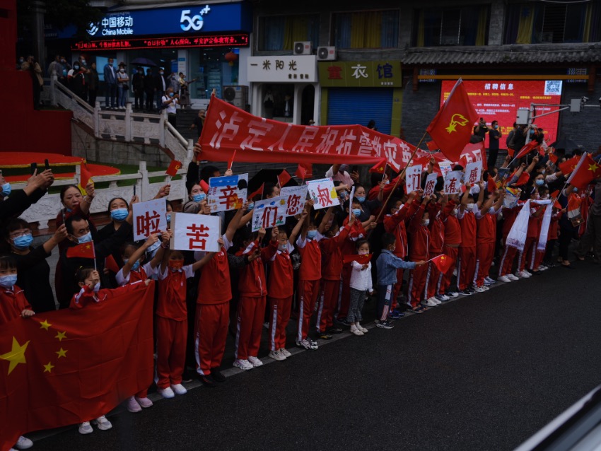 9月13日，瀘定縣，森林消防員撤離時受到當地居民夾道相送。程雪力攝