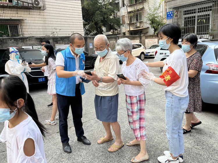 何春學(xué)（左）李研玲（右）夫妻協(xié)助開展核酸采樣。敘州區(qū)融媒體中心供圖