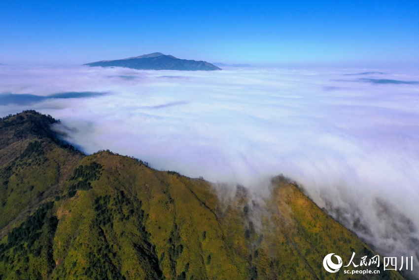 美姑縣旅游資源豐富，圖為大風頂國家級自然保護區的云海。阿牛史日攝