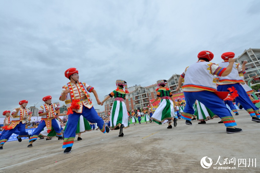 會東歷史悠久、民風(fēng)淳樸、民族風(fēng)情濃厚。圖為當(dāng)?shù)毓媚铩⑿』镎诒硌輼O具特色的會東蹢腳舞。黃劍攝