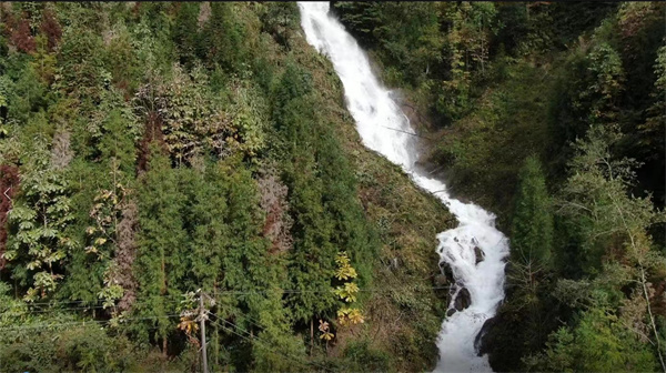 消失的“千年飛瀑”重現(xiàn)西嶺雪山。大邑縣委宣傳部供圖