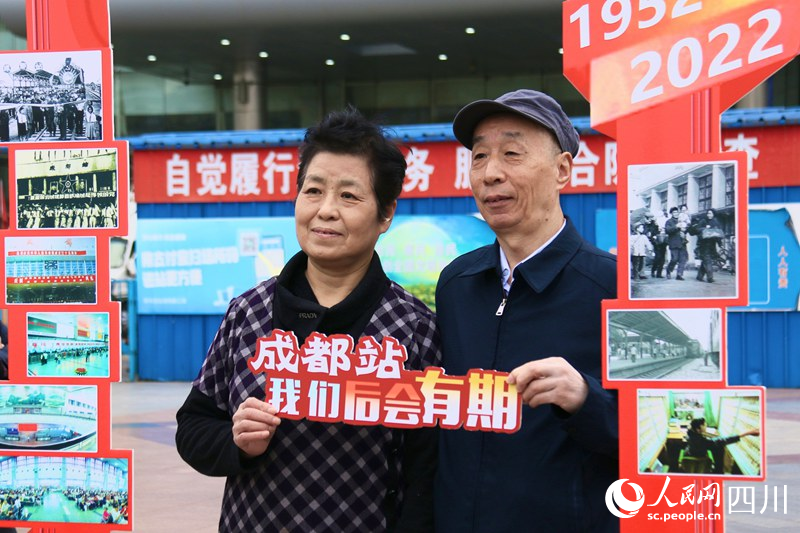 一大早，就有市民前往車站站前廣場打卡留念。人民網 趙祖樂攝