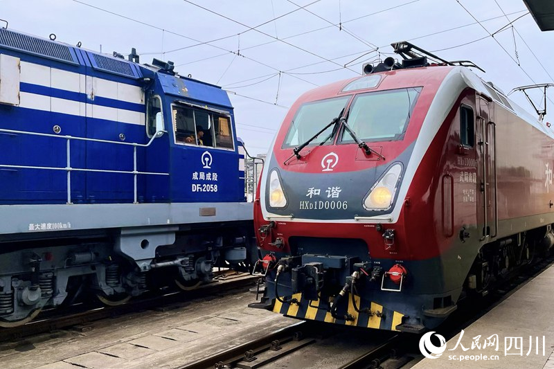 成都站停運最后一天，兩列機車在進行吊車作業。人民網 趙祖樂攝