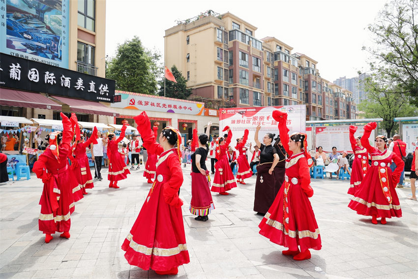 成都市郫都區菠蘿社區慶七一文藝匯演。成都市民宗局供圖