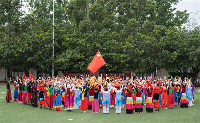 吉福社區(qū)各族群眾跳鍋莊慶祝建黨一百周年。成都市民宗局供圖