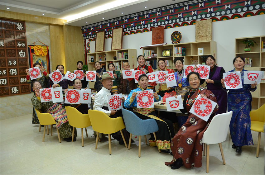 各族群眾學(xué)習(xí)非遺文化剪紙。成都市民宗局供圖