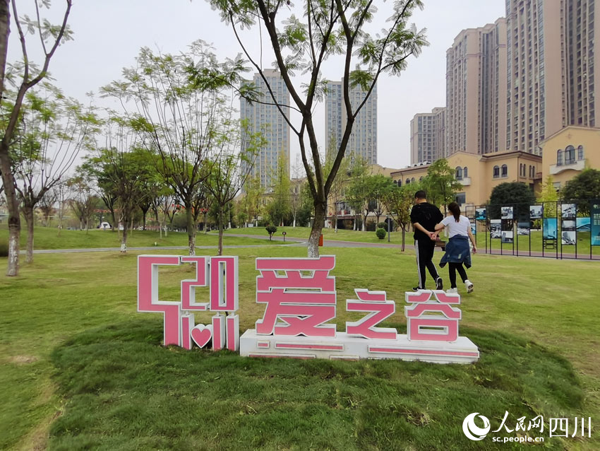 情感氛圍浪漫的府河攝影公園內場景。人民網 劉海天攝