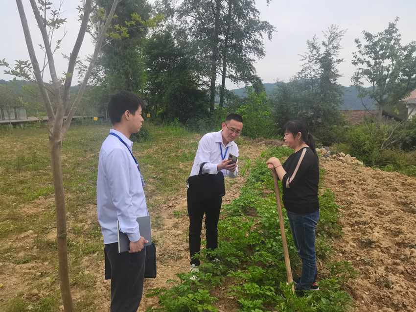 萬源市石塘片區(qū)協(xié)作組工作人員深入田間地頭向群眾反饋問題線索辦理情況。達(dá)州日報(bào)社供圖