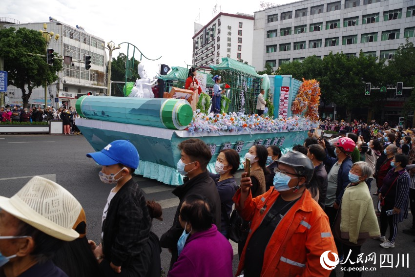 花車巡游現場。宋明攝