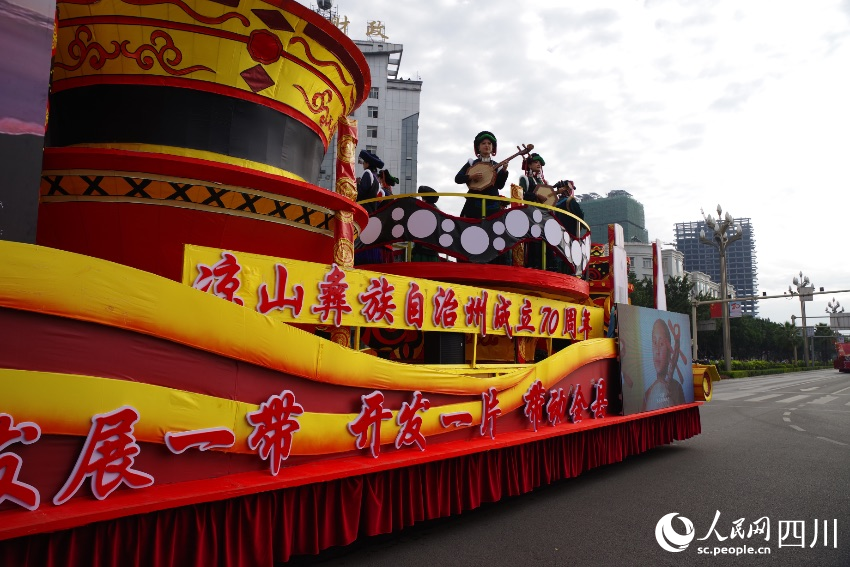 花車巡游現(xiàn)場。宋明攝