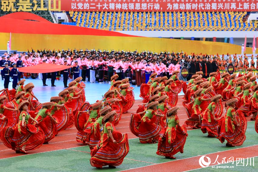 慶祝涼山彝族自治州成立70周年文藝演出現(xiàn)場。人民網(wǎng) 朱虹攝