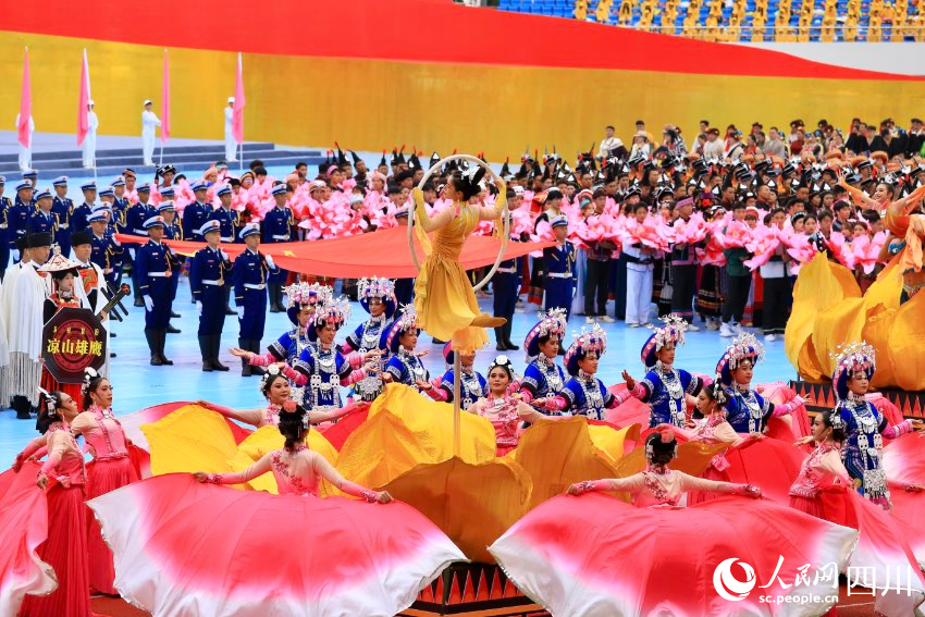 慶祝涼山彝族自治州成立70周年文藝演出現(xiàn)場。人民網(wǎng) 朱虹攝