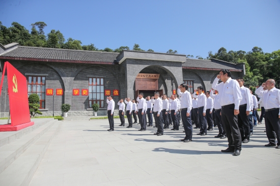 中國石油四川銷售公司黨員干部在毛澤東主席視察隆昌氣礦紀念館開展主題黨日活動。曾宇攝