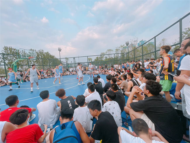 市民在鳳凰山體育公園全民健身中心運動。鳳凰山體育公園供圖