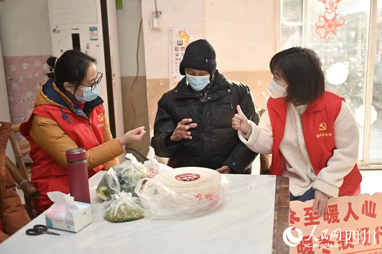 志愿者將羊肉湯送到養老院。陳靜攝