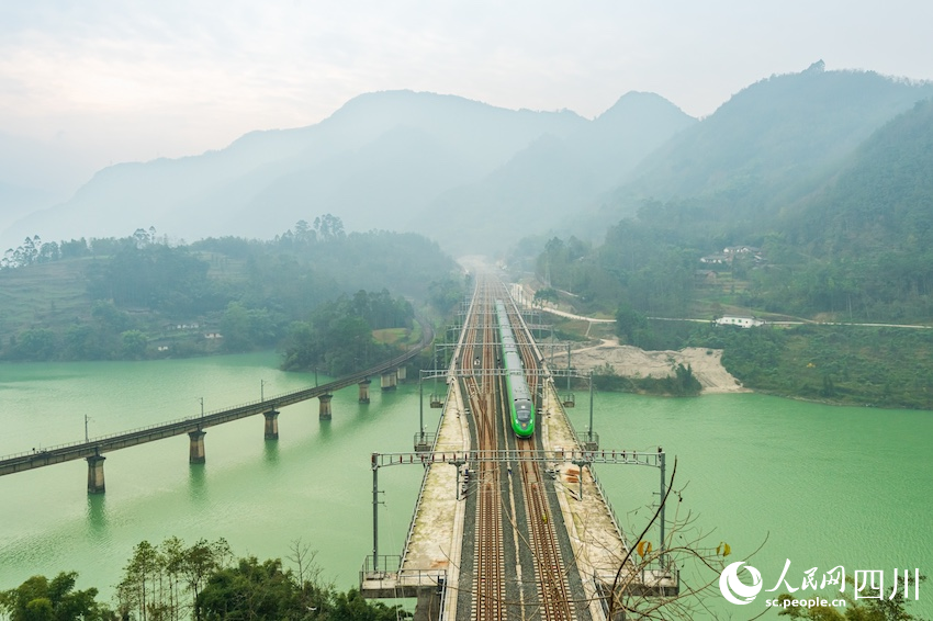 12月23日，老成昆鐵路泉水河大橋和新成昆鐵路范店子特大橋分別迎來(lái)綠皮車和“綠巨人”復(fù)興號(hào)。羅成攝