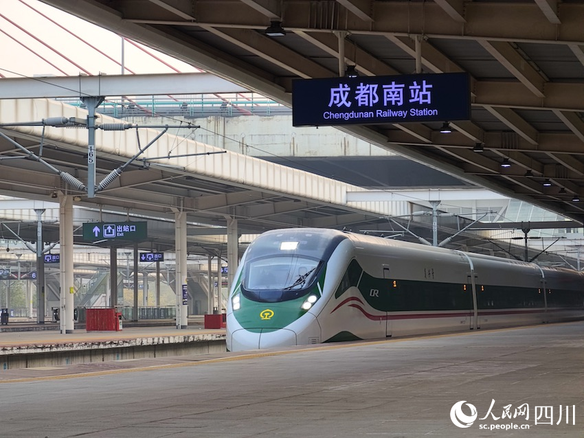 12月23日，試乘首發列車駛出成都南站站臺。費思童攝