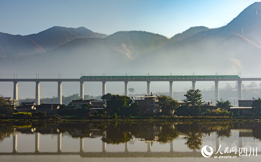 復興號駛過新成昆鐵路沙壩安寧河特大橋。田維鵬攝