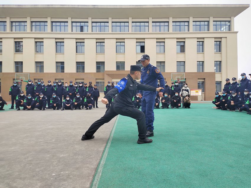 巡警大隊(duì)警務(wù)教官加班加點(diǎn)開(kāi)展分局新招輔警培訓(xùn)工作。成都高新公安供圖