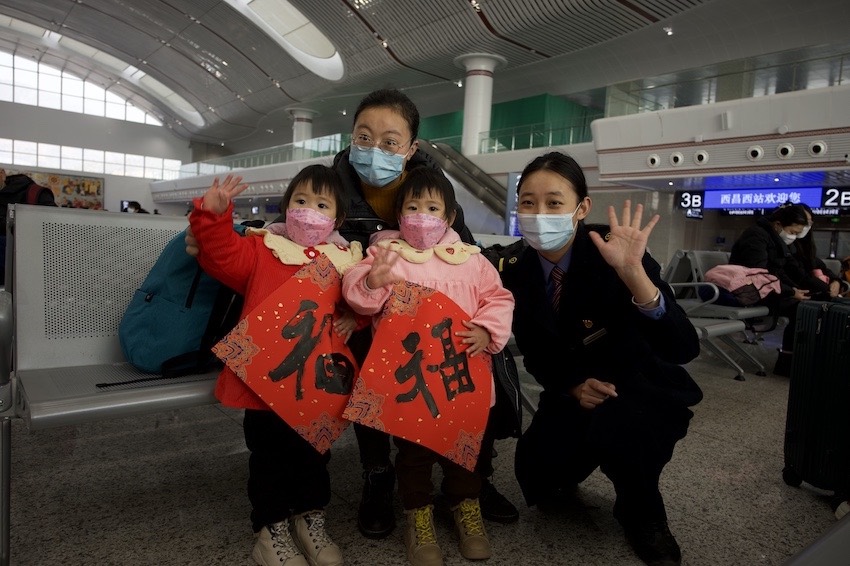 在沿途站點(diǎn)，車(chē)站工作人員為旅客送上“福”字及新春禮物。成都鐵路供圖