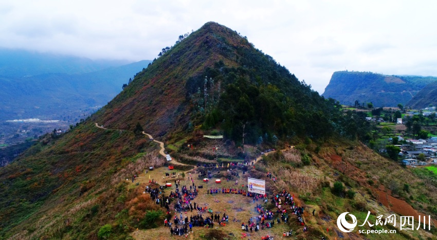 甘洛縣石海鄉(xiāng)布哈村，“圣山”吉日坡下的熱鬧彝族年。施建華攝