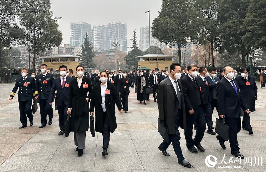 1月11日，四川省十四屆人大一次會(huì)議在成都召開(kāi)，代表們步入會(huì)場(chǎng)。人民網(wǎng) 王波攝