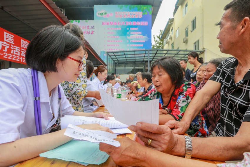 資料圖：2021年，遂寧市船山區(qū)組織巡回醫(yī)療組到鄉(xiāng)鎮(zhèn)。李四海攝