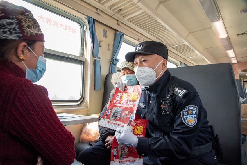 警務(wù)人員向旅客進行法制宣傳。成都鐵路供圖