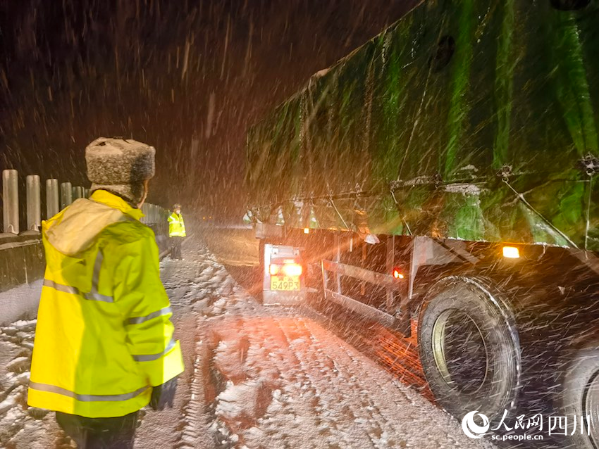 執法人員在冰雪天氣中執勤。王冰攝