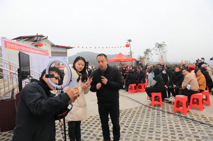 巴州區水寧寺鎮干部在活動現場通過網絡直播為線上群眾宣傳解答惠民惠農政策。巴州區紀委監委會供圖