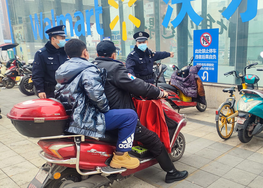 正在執(zhí)勤的社區(qū)民警熊村輝、輔警楊波。成都市金牛區(qū)公安分局供圖