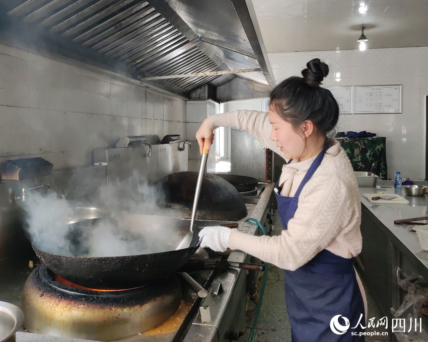 張鵬程的妻子為消防救援人員準備拿手好菜。羊冉攝