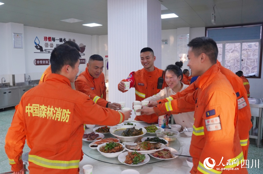 張鵬程與妻子劉勝蘭一起吃團圓飯。羊冉攝