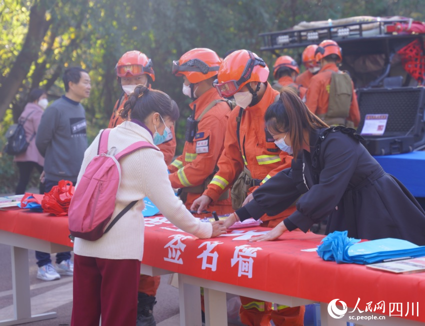 消防員王毅與妻子李樹會一同在執勤崗位上工作。羊冉攝