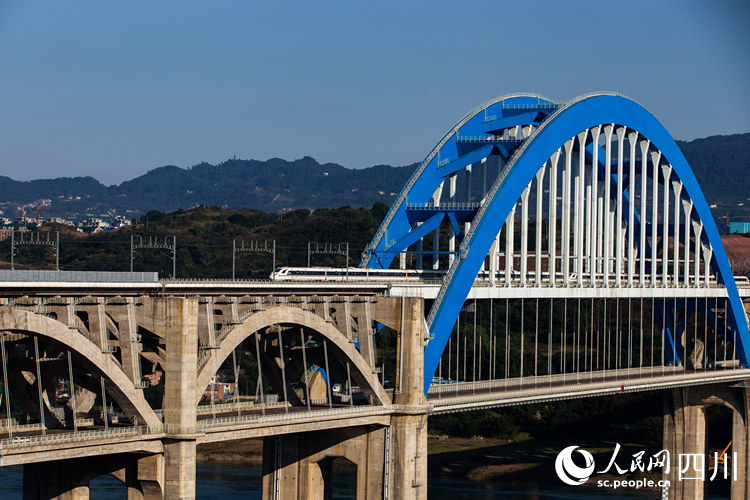 一列高鐵經過長江大橋。龍毅攝