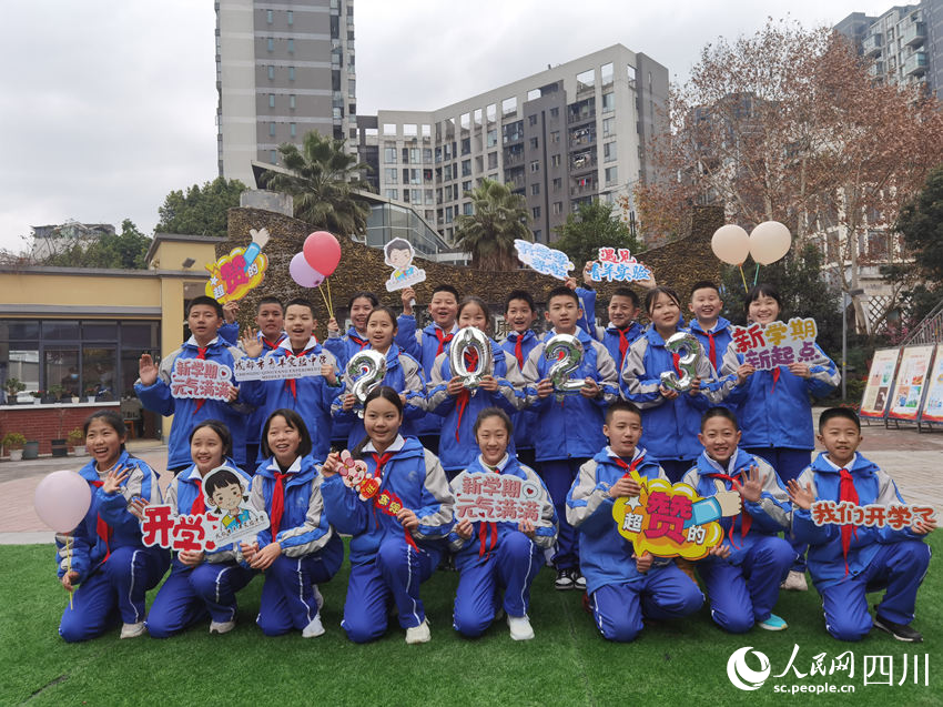 氛圍感拉滿的新學期，同學們合影加油打氣。人民網 王洪江攝