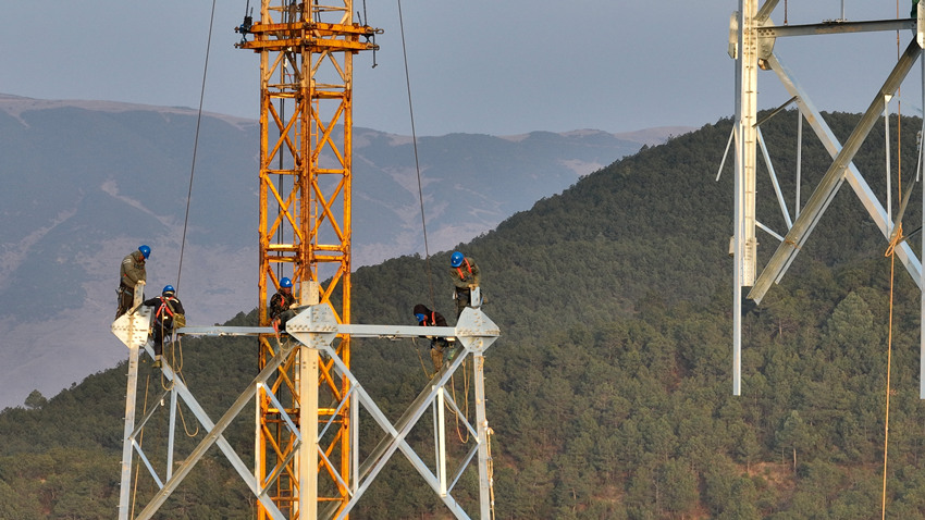 國網四川電力鐵塔工人正在進行最后階段組立施工。國網四川電力供圖