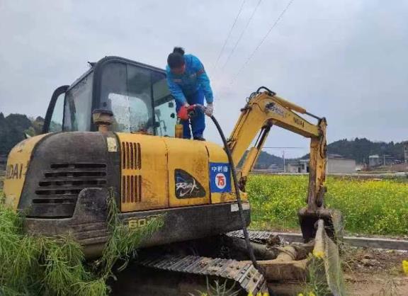 中石油四川銷售德陽分公司為中江縣回龍鎮竹堰新村油菜種植農戶送油 董丁菱攝