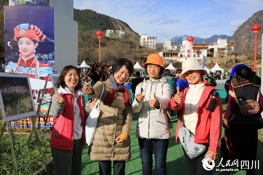 游客來丹巴旅行。降初澤郎攝 