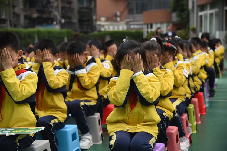 護眼操。青羊區教育局供圖