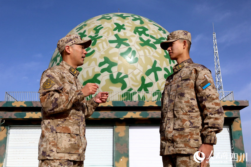 雷達某部軍士交流“一專多能”訓練心得。胡勇華攝