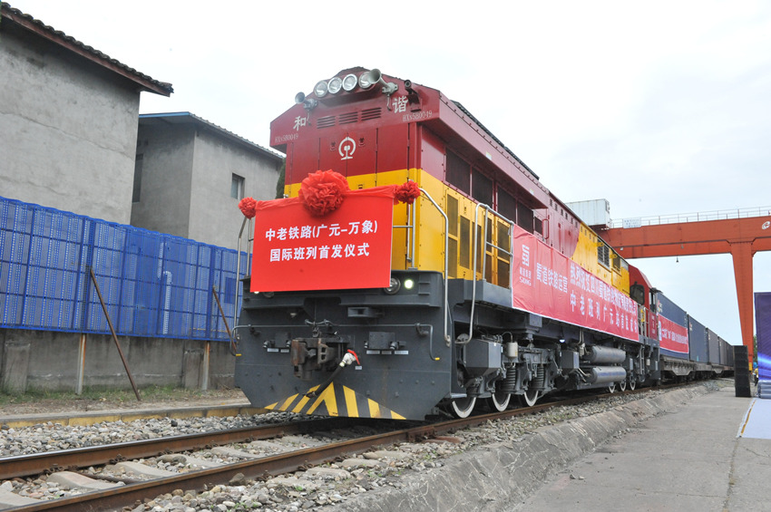 列車搭載四川生產(chǎn)的建筑材料，向目的地駛去。成都鐵路供圖